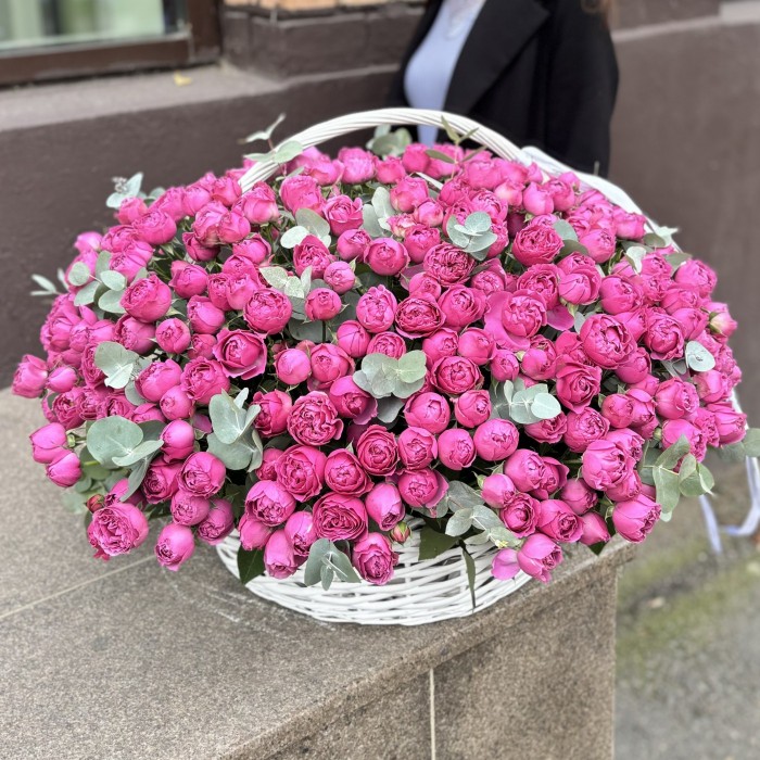 101 кустовая роза пионовидная роза Мисти баблс в корзине