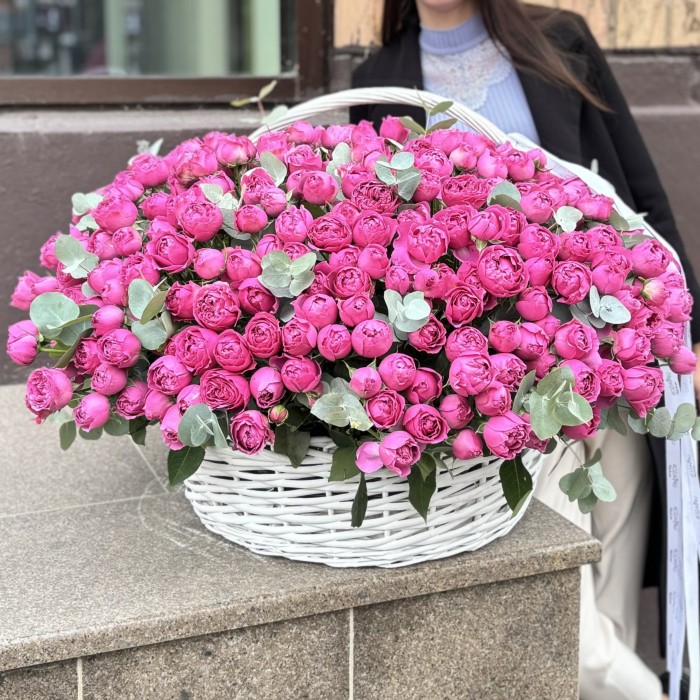 101 кустовая роза пионовидная роза Мисти баблс в корзине