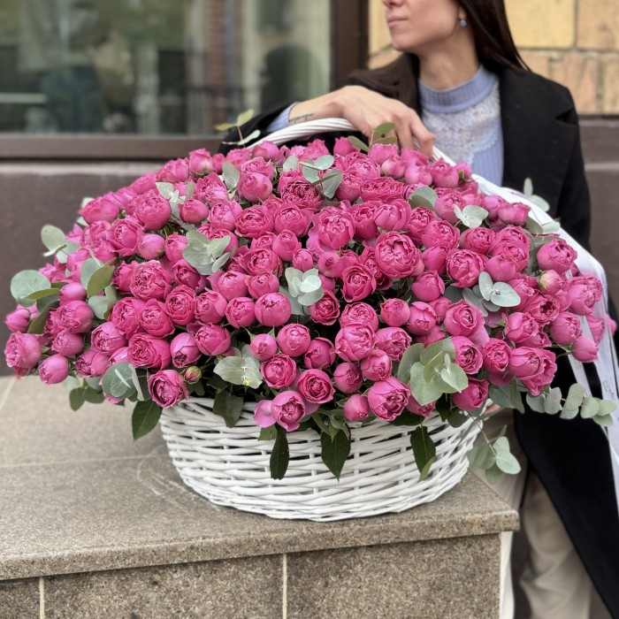 101 кустовая роза пионовидная роза Мисти баблс в корзине