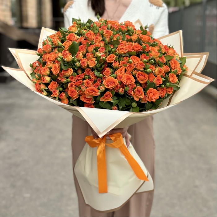 101 оранжевая кустовая роза Чарминг Бейб