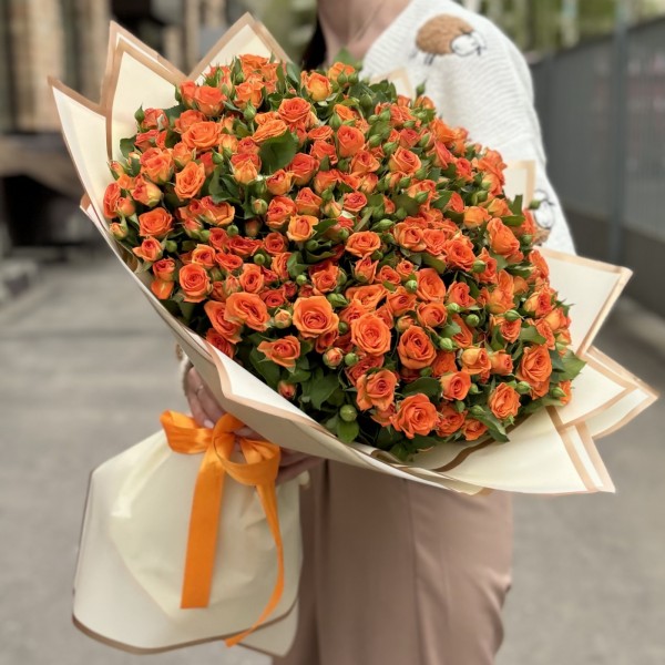 101 оранжевая кустовая роза Чарминг Бейб 50 см