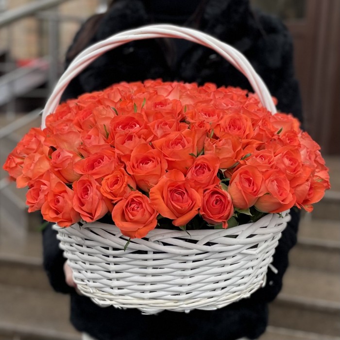 101 оранжевая роза в корзине