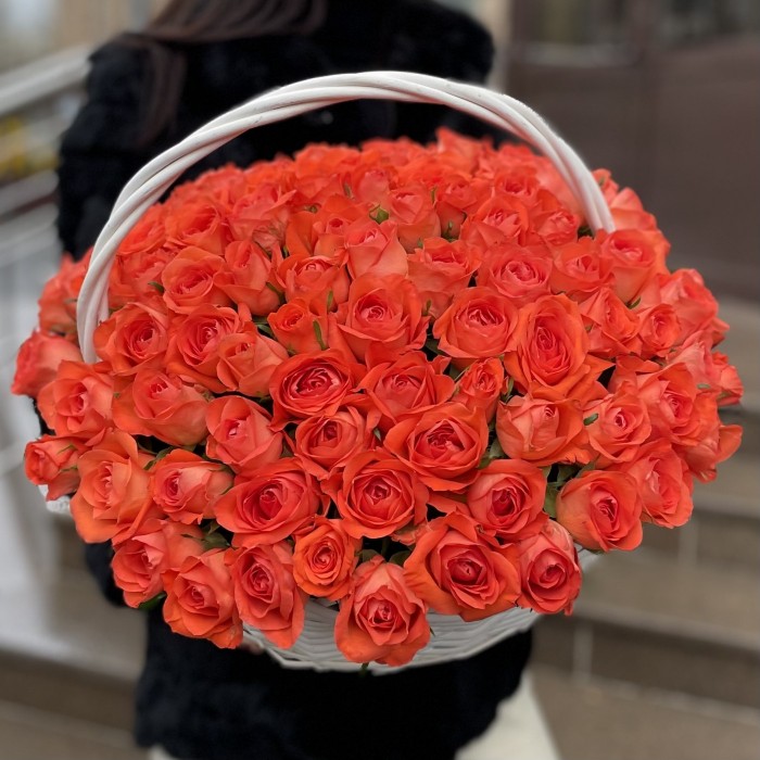 101 оранжевая роза в корзине