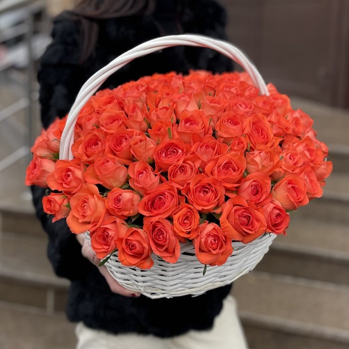 101 оранжевая роза в корзине