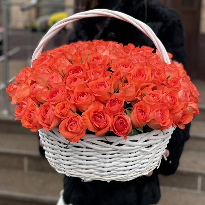 101 оранжевая роза в корзине