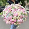 101 нежный пион в корзине