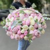 101 нежный пион в корзине