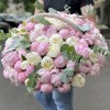 101 нежный пион в корзине
