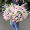 101 нежный пион в корзине