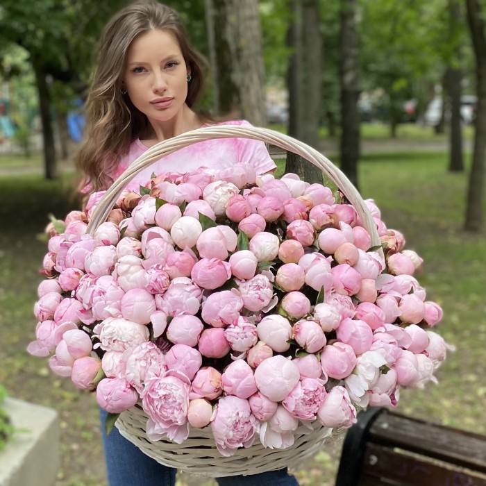 201 розовый пион Сара Бернар в корзине
