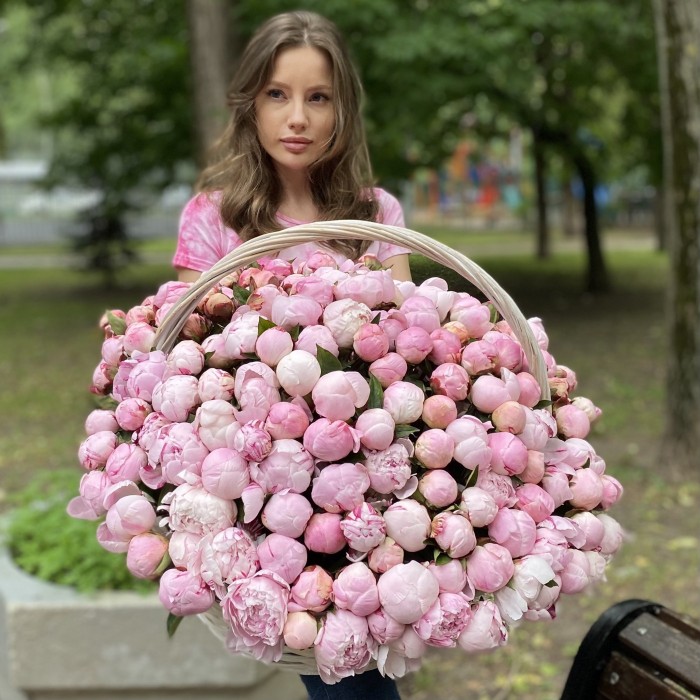 201 розовый пион Сара Бернар в корзине