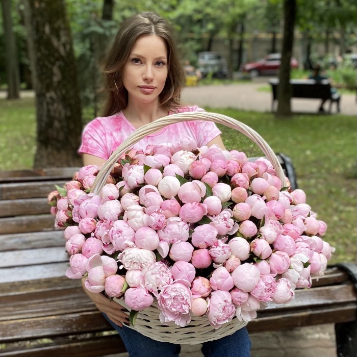 201 розовый пион Сара Бернар в корзине