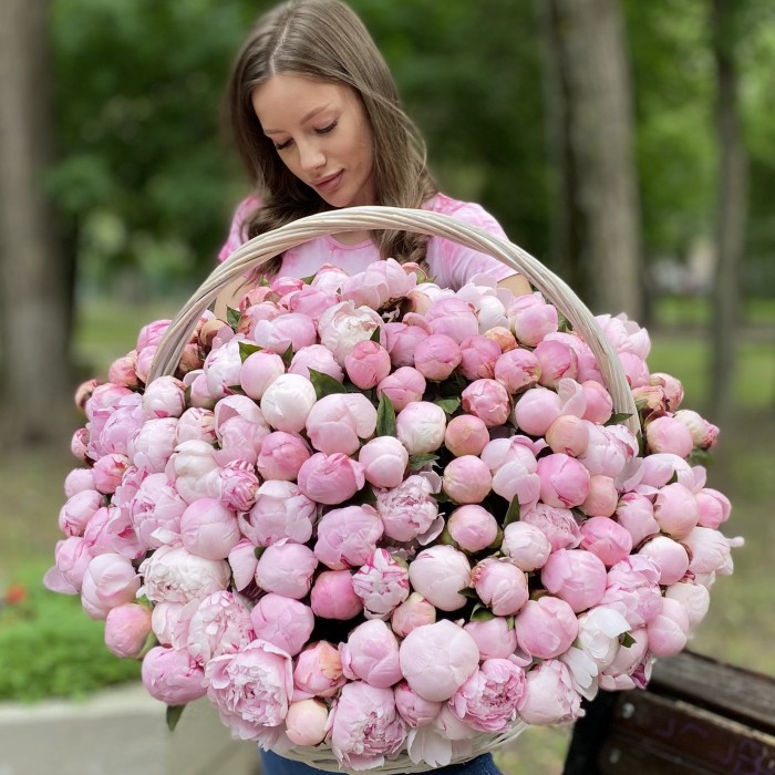 201 розовый пион Сара Бернар в корзине