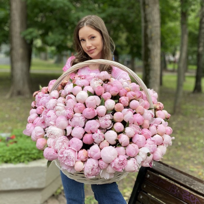 201 розовый пион Сара Бернар в корзине