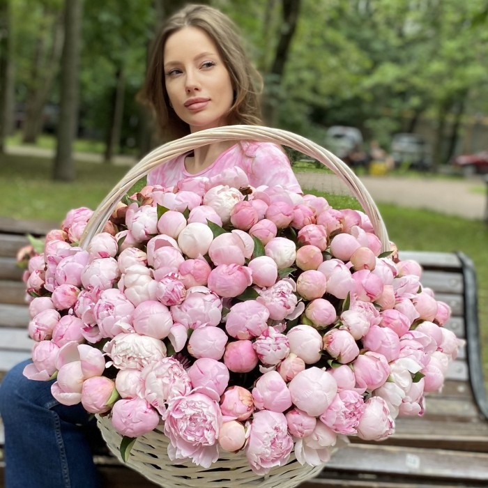 201 розовый пион Сара Бернар в корзине