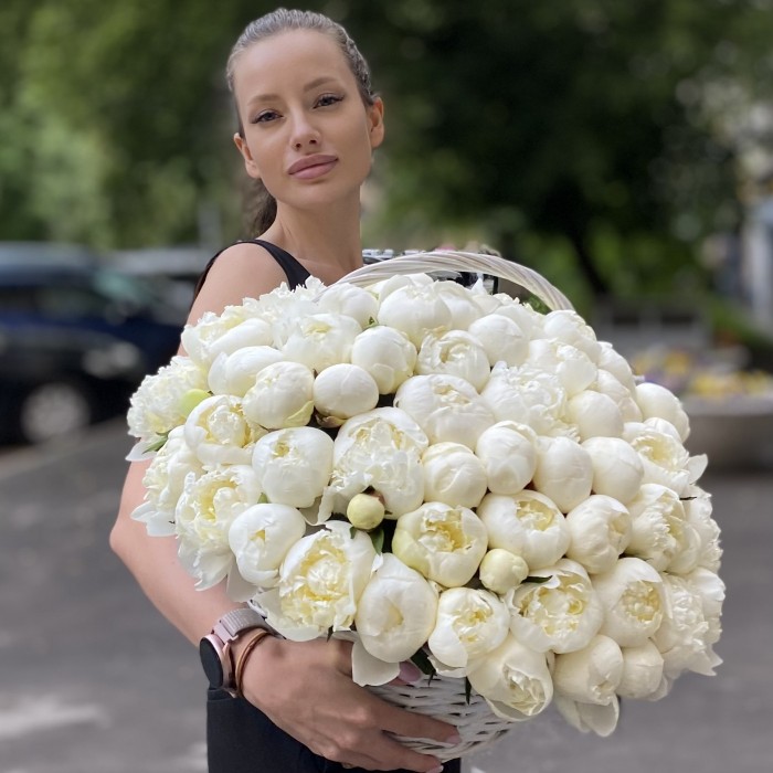 101 пион Белый Лебедь в корзине