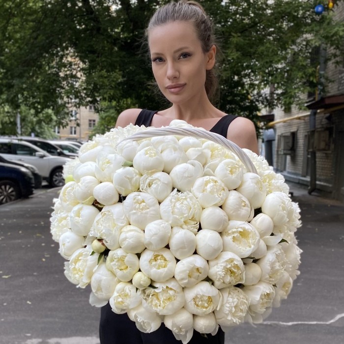 101 пион Белый Лебедь в корзине