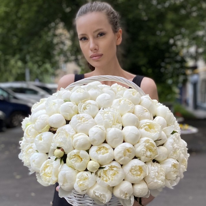 101 пион Белый Лебедь в корзине