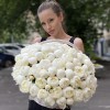 101 пион Белый Лебедь в корзине