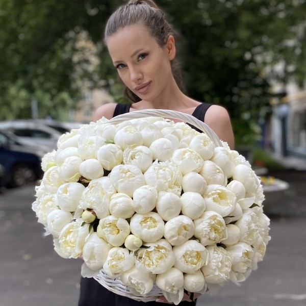 101 пион Белый Лебедь в корзине