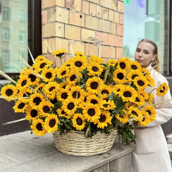 101 подсолнух с гринбеллом в корзине