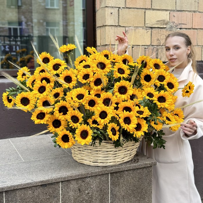 101 подсолнух с гринбеллом в корзине