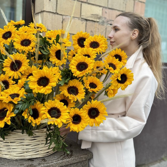 101 подсолнух с гринбеллом в корзине