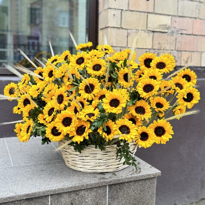 101 подсолнух с гринбеллом в корзине