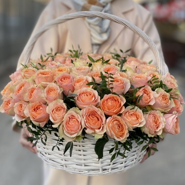 101 роза Гравити в корзине