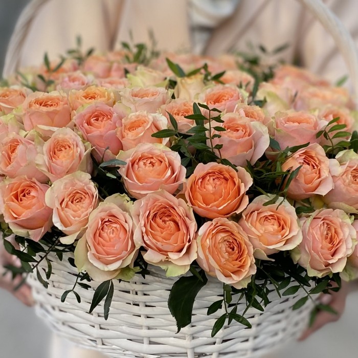 101 роза Гравити в корзине