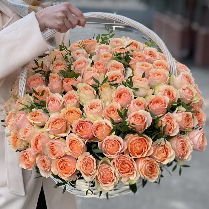 101 роза Гравити в корзине