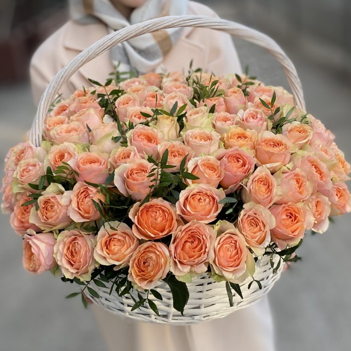 101 роза Гравити в корзине