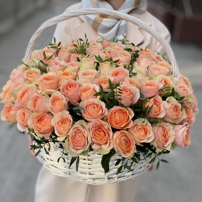 101 роза Гравити в корзине