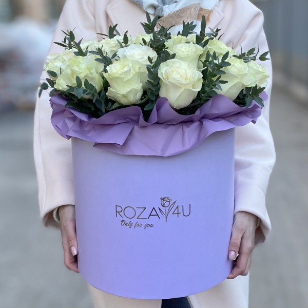 25 белых роз Мондиаль с эвкалиптом в коробке