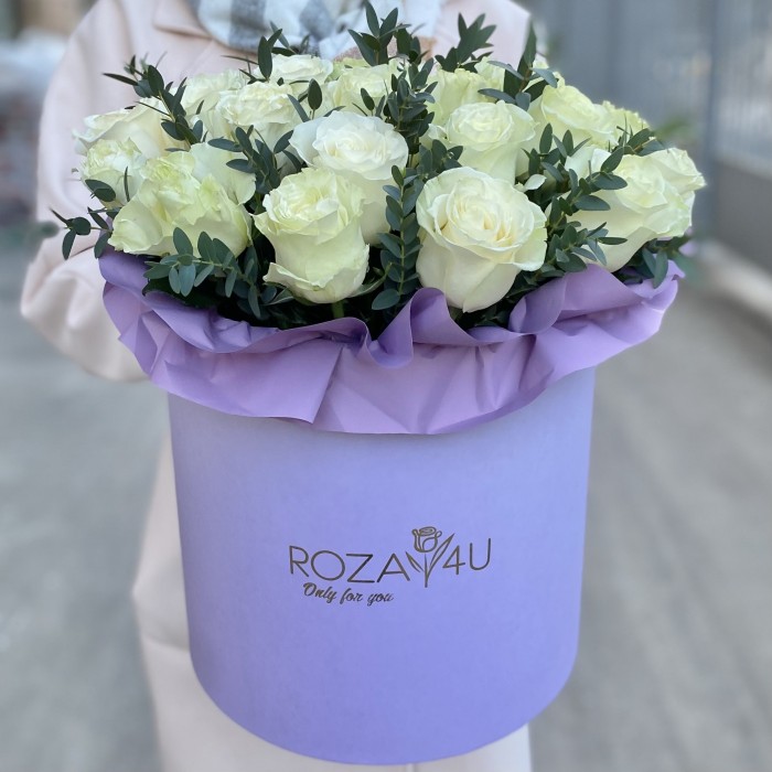 25 белых роз Мондиаль с эвкалиптом в коробке