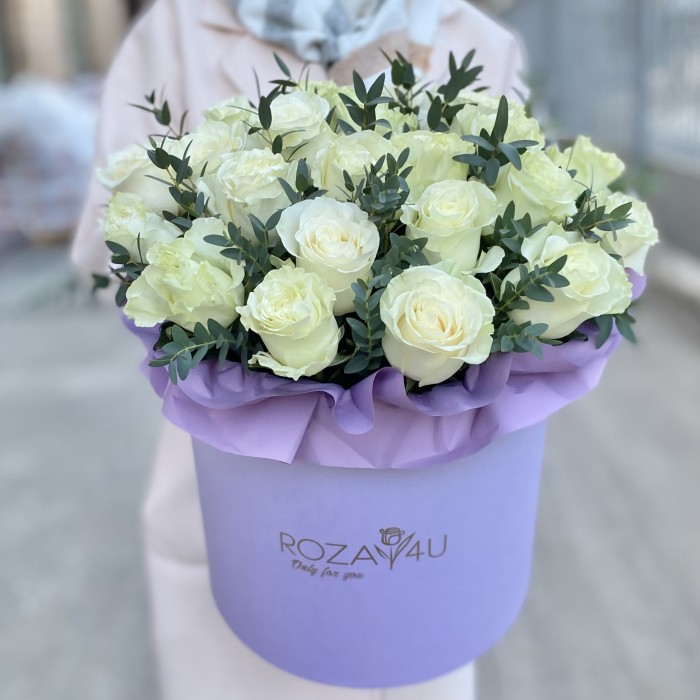 25 белых роз Мондиаль с эвкалиптом в коробке