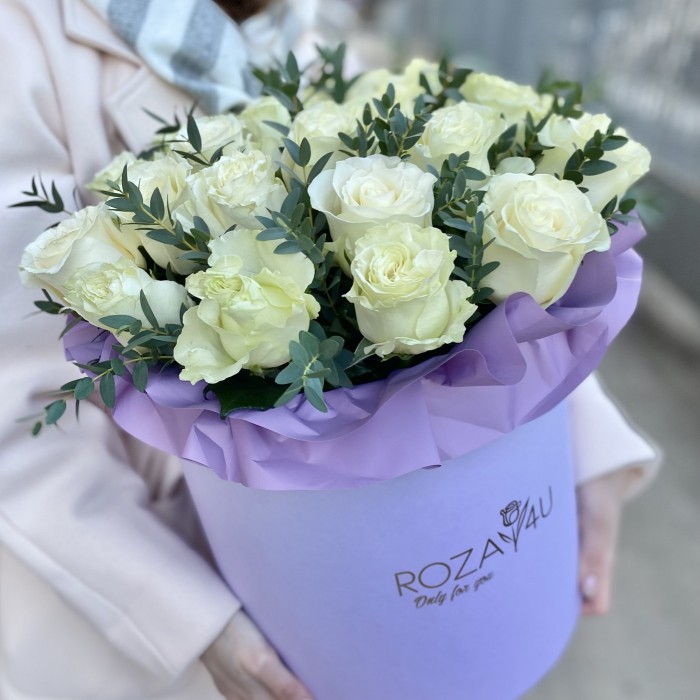 25 белых роз Мондиаль с эвкалиптом в коробке