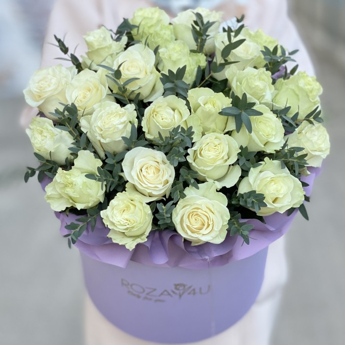 25 белых роз Мондиаль с эвкалиптом в коробке