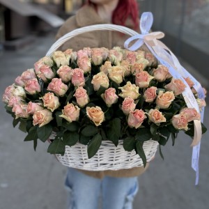 101 кремово-розовая роза Свит Такаци в корзине