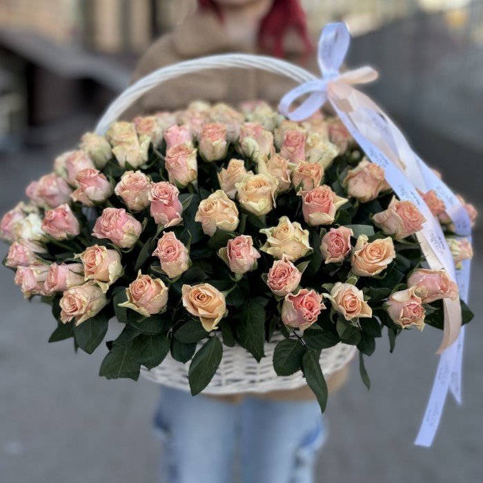 101 кремово-розовая роза Свит Такаци в корзине