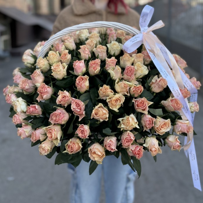 101 кремово-розовая роза Свит Такаци в корзине