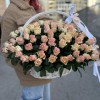 101 кремово-розовая роза Свит Такаци в корзине