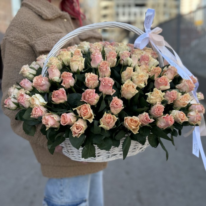 101 кремово-розовая роза Свит Такаци в корзине