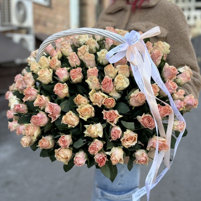 101 кремово-розовая роза Свит Такаци в корзине