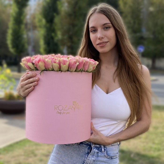 101 розово-зеленая роза бел-роз в шляпной коробке