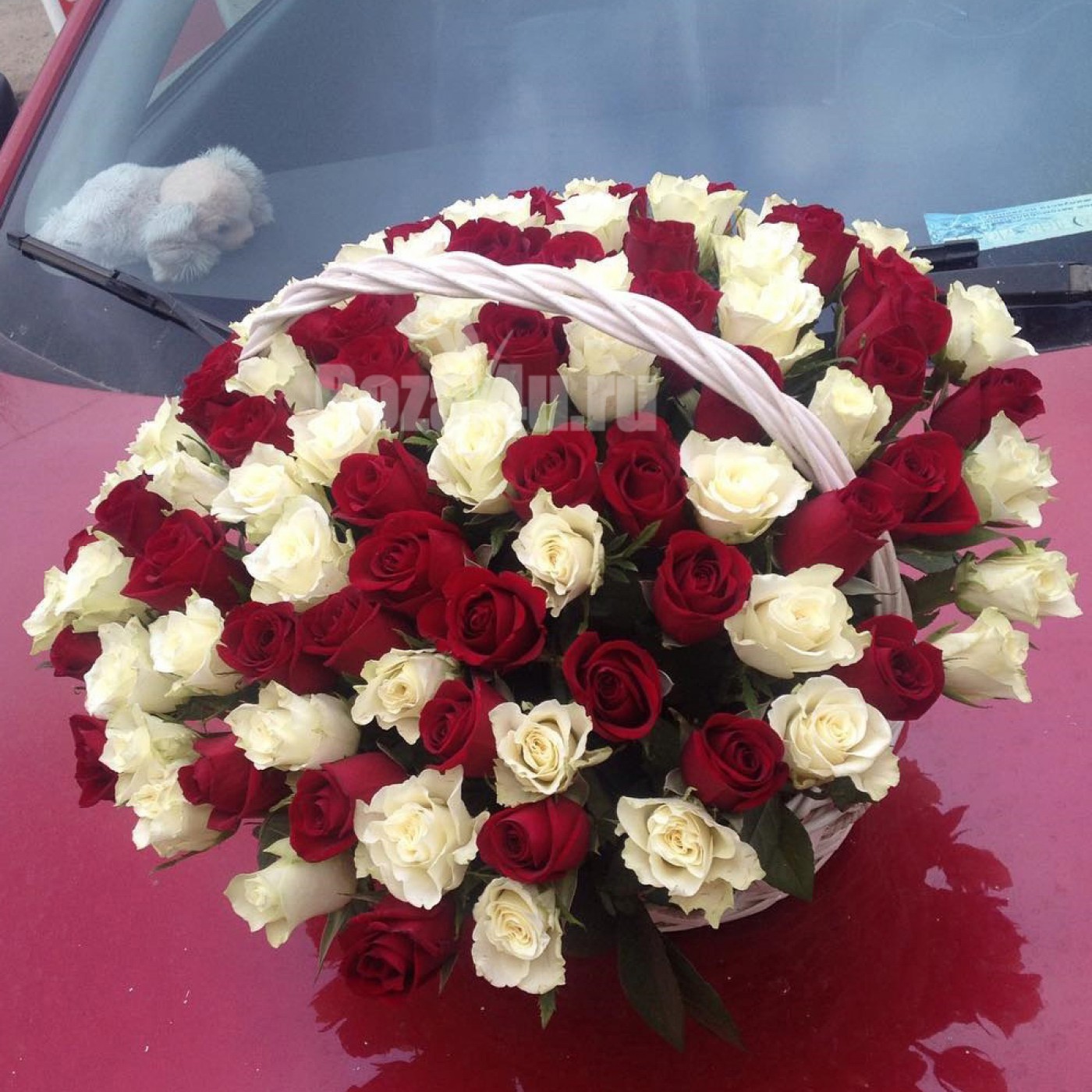 Купить букет до 10000 руб из красных и белых роз на свадьбу с доставкой по Москве и области