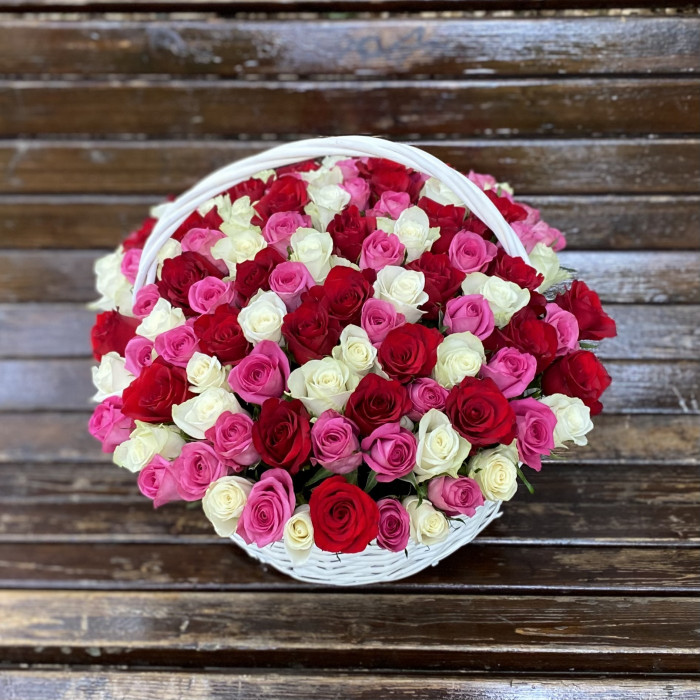 101 роза яркий микс в корзине