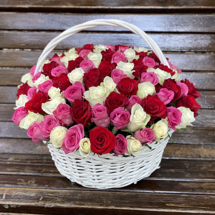 101 роза яркий микс в корзине