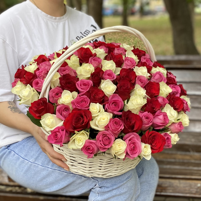 101 роза яркий микс в корзине