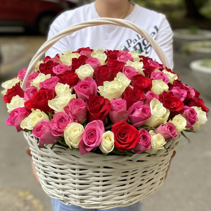 101 роза яркий микс в корзине